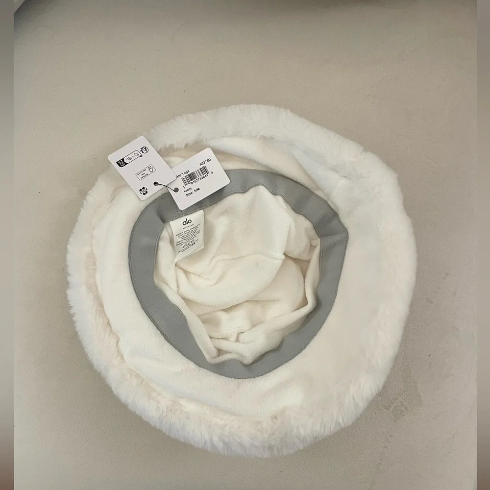Alo NWT Faux Fur Bucket Hat Ivory Size S M - Picture 8 of 11